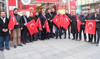 YUNAN’A TEPKİ İÇİN TÜRK BAYRAĞI DAĞITTILAR