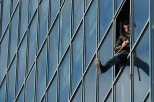 ELİNDE BALYOZLA İNTİHARA KALKIŞTI