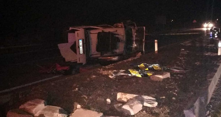 OTOMOBİL TAKLA ATTI: 1 ÖLÜ 4 YARALI