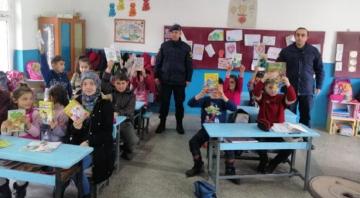 JANDARMADAN ÖĞRENCİLERE HEDİYE KİTAP