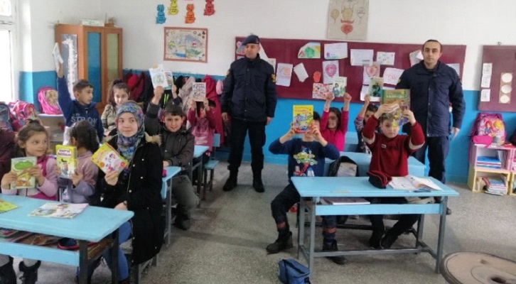 JANDARMADAN ÖĞRENCİLERE HEDİYE KİTAP