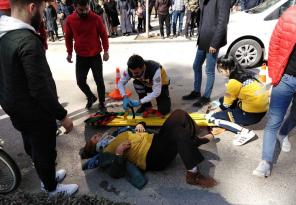 YAYALARA MOTOSİKLET ÇARPTI: 2 YARALI