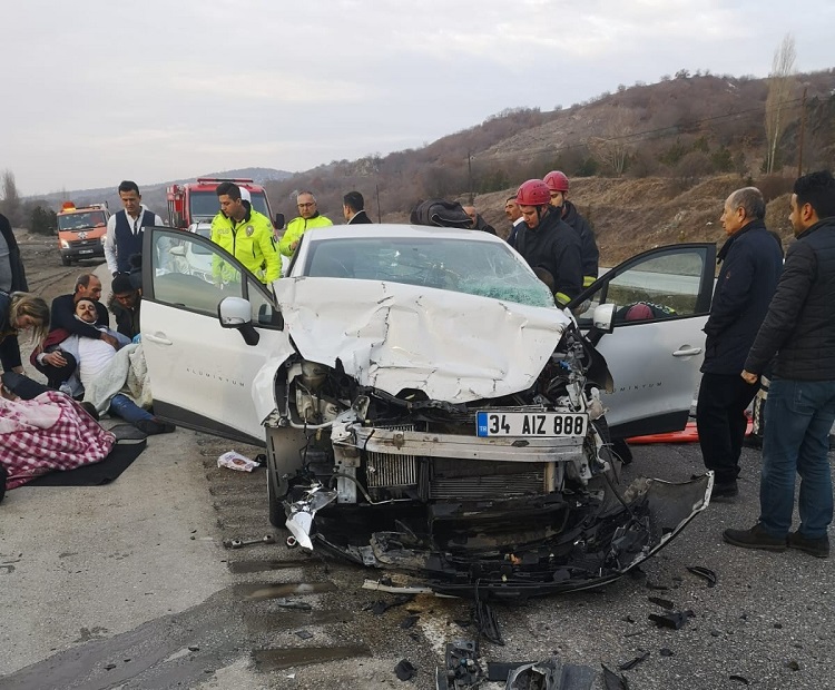 OTOMOBİL TRAKTÖRE ÇARPTI: 2 AĞIR 3 YARALI