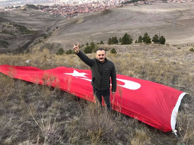 MANASTIR TEPESİNE TÜRK BAYRAĞI ASTILAR