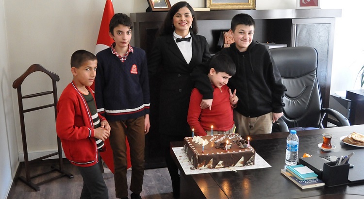 GENÇ KAYMAKAM ÇOCUKLARI SEVİNDİRDİ