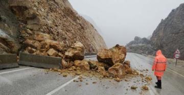 KIRKDİLİM YOLUNDA HEYELAN YAŞANDI