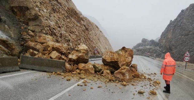 KIRKDİLİM YOLUNDA HEYELAN YAŞANDI