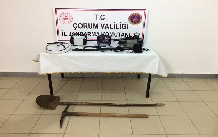 KAÇAK KAZIDA SUÇ ÜSTÜ YAKALANDILAR