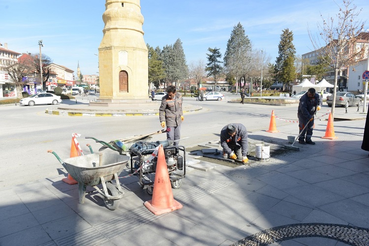 KALDIRIMLARDA ONARIM ÇALIŞMASI YAPILIYOR