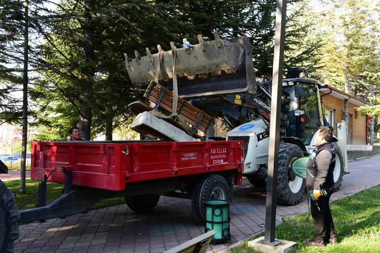 PARKLARDAKİ BANKLAR KALDIRILDI