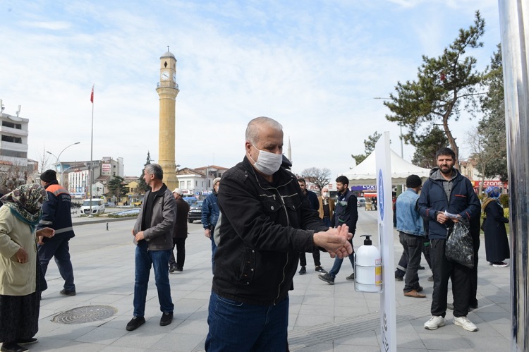 SAĞLIK İÇİN EL DEZENFEKTANLARI KONULDU
