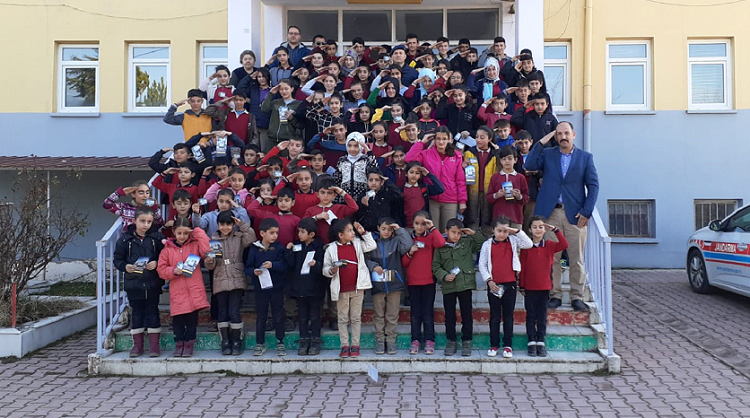 ÖĞRENCİLERDEN MEHMETÇİK’E ASKER SELAMI
