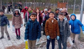 ÖĞRENCİLER HAYVANLARI ÇOK SEVDİ
