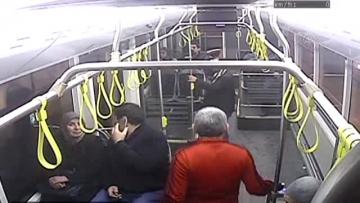 HALK OTOBÜSÜ İLE HASTANEYE GÖTÜRÜLDÜ