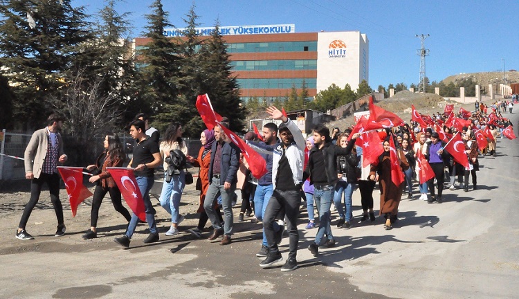 ÖĞRENCİLER ŞEHİTLER İÇİN YÜRÜDÜ