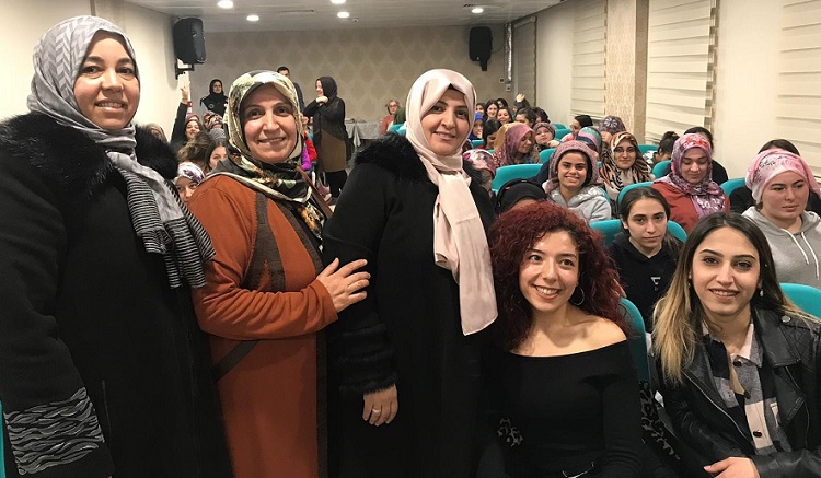 KADIN GİRİŞİMCİ ÖĞRENCİLERLE BULUŞTU