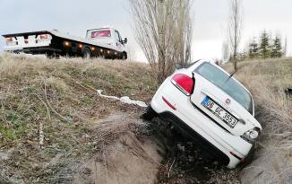 OTOMOBİL AĞACA ÇARPTI SU KANALINA UÇTU