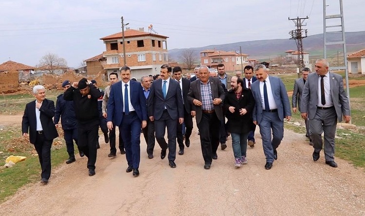 VALİ KÖYLERDE İNCELEMELERDE BULUNDU