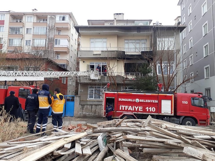 YANGINDA TÜM EŞYALAR YANDI