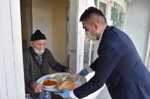 EVDEN ÇIKAMAYAN YAŞLILARA SICAK YEMEK