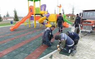 BELEDİYE PARKLARDA ONARIM YAPIYOR