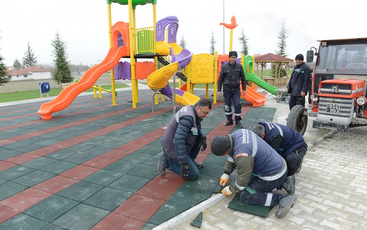 BELEDİYE PARKLARDA ONARIM YAPIYOR