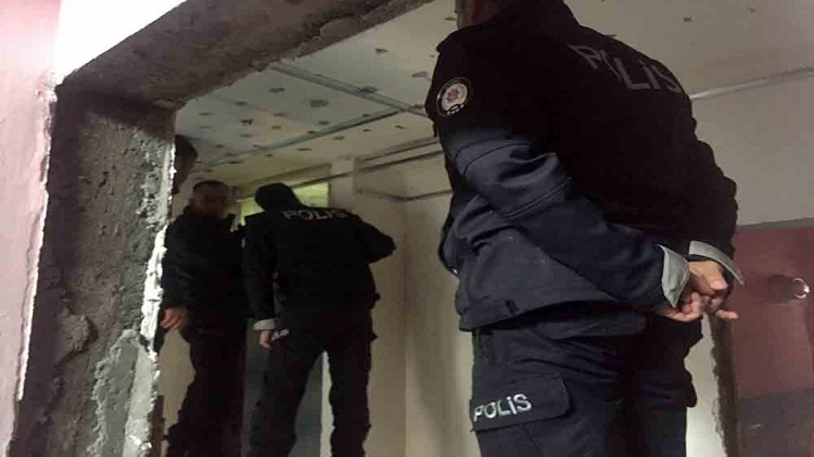 ÇATI KATINDA KAFATASI BULUNDU