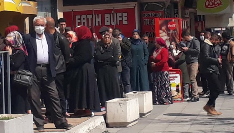 ÇORUM’DA YARDIM KUYRUĞU OLUŞTU