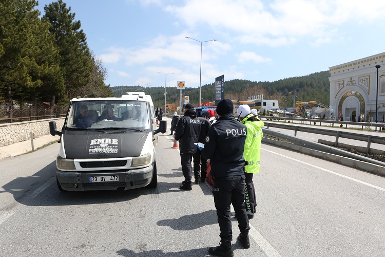 ÇORUM GEÇİŞİNDE UZUN ARAÇ KUYRUKLARI