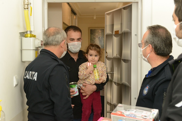 MİNİK UMAY VE BABASINA SÜRPRİZ