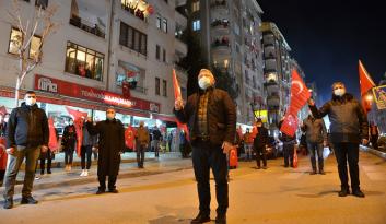 İSTİKLAL MARŞI BALKONLARDAN SESLENDİRİLDİ