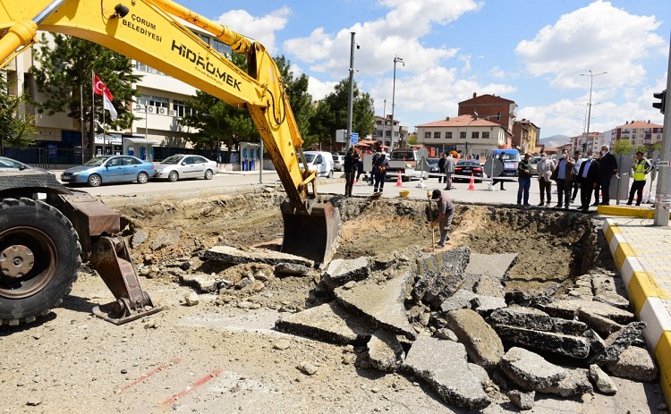 CENGİZ TOPEL’İN ASFALTI YENİLENİYOR