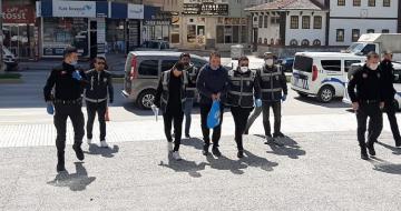 KARDEŞİNİ EVDE BIÇAKLA ÖLDÜRDÜ