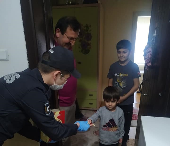 EVDE KALAN ÇOCUKLARA ÇİKOLATA