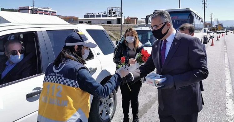 AHLATÇI’DAN MASKE GOLONYA VE GÜL