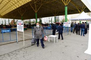 PAZAR GİRİŞLERİNDE ÜCRETSİZ MASKE VE ELDİVEN