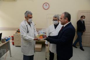 SAĞLIK ÇALIŞANLARINA MEYVE JESTİ