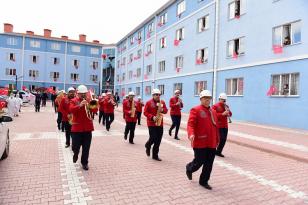 KARANTİNADAKİ ÇOCUKLARA SÜRPRİZ BAYRAM