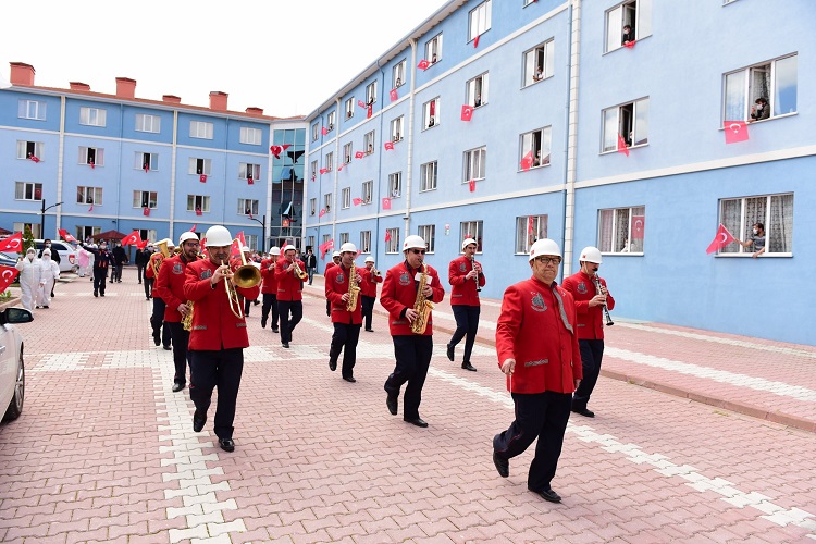 KARANTİNADAKİ ÇOCUKLARA SÜRPRİZ BAYRAM