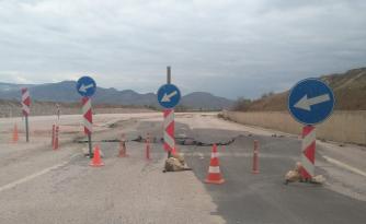 TOPRAK KAYMASI SONUCU YOL KISMEN ÇÖKTÜ
