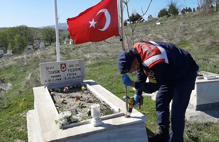 ŞEHİT MEZARLARINA BAKIM YAPILDI