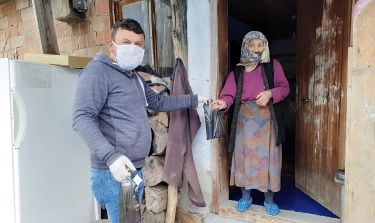 MUHTAR KÖYDE MASKE DAĞITTI