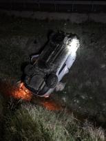 OTOMOBİL KARŞI ŞERİDE GEÇİP TAKLA ATTI