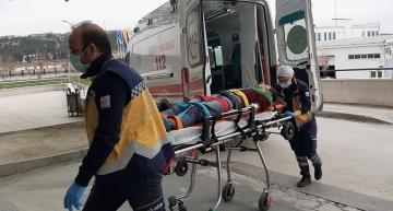 BALKONDAN DÜŞEREK YARALANDI