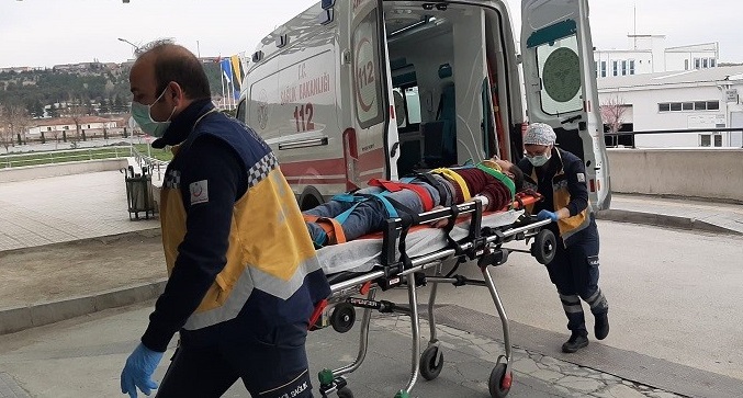 BALKONDAN DÜŞEREK YARALANDI