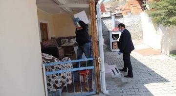 YARDIM KOLİLERİ TESLİM EDİLİYOR
