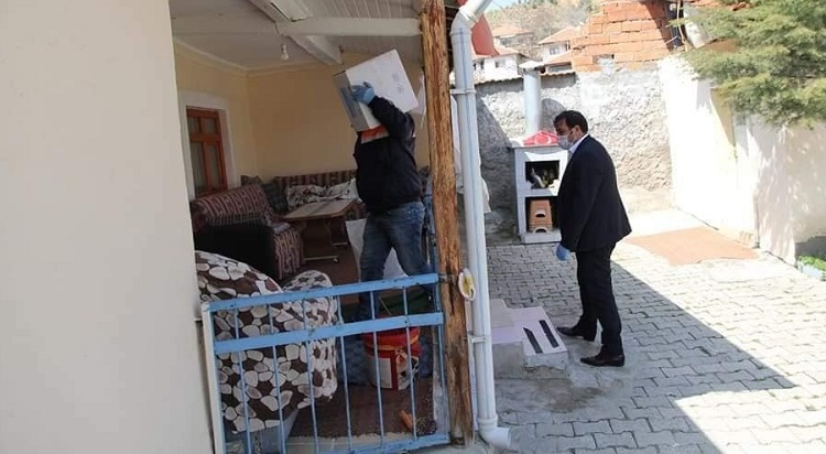 YARDIM KOLİLERİ TESLİM EDİLİYOR