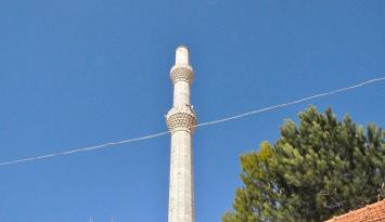 ÇORUM’DA MİNARENİN KÜLAHI YIKILDI