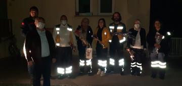 SAĞLIKÇILARA ÇİÇEKLİ VE ALKIŞLI DESTEK