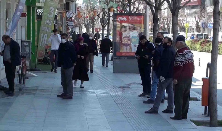 EVDE KAL ÇAĞRISINA YİNE UYMADILAR